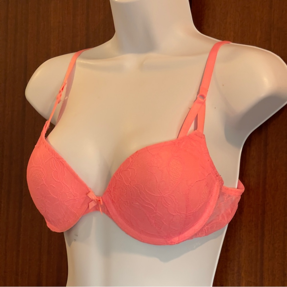 NWOT Elegant Lace Push-Up Bra in Vibrant Pink